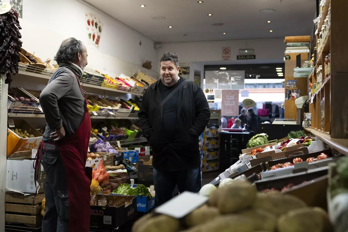 Luis, cocinero de L'Alma, en la frutería