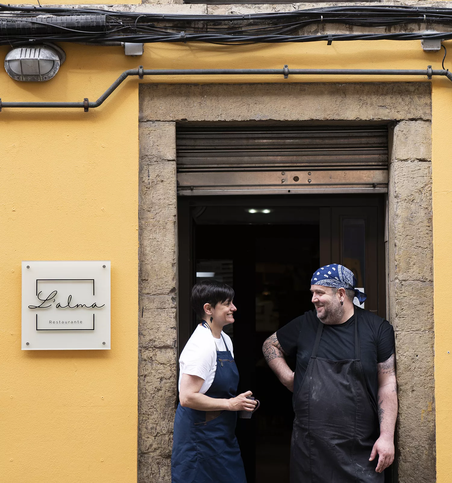 Luis y Bea en la puerta del restaurante