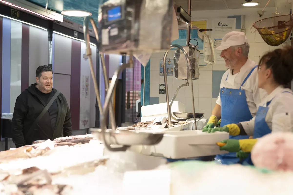 Luis, cocinero de L'Alma, en la pescadería